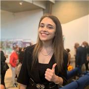 Studentessa magistrale in chimica biomolecolare impartisce lezioni di chimica, matematica e biologia